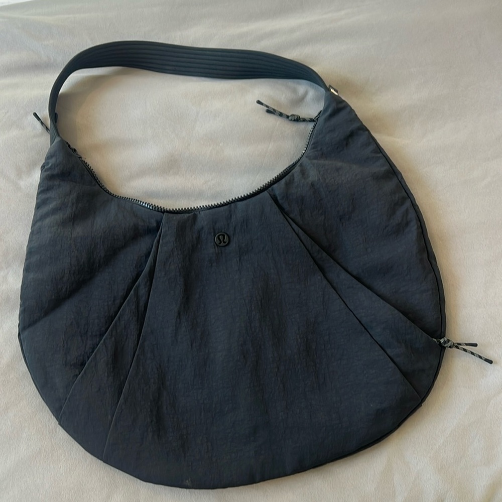 lululemon athletica pleated shoulder bag 10L black
